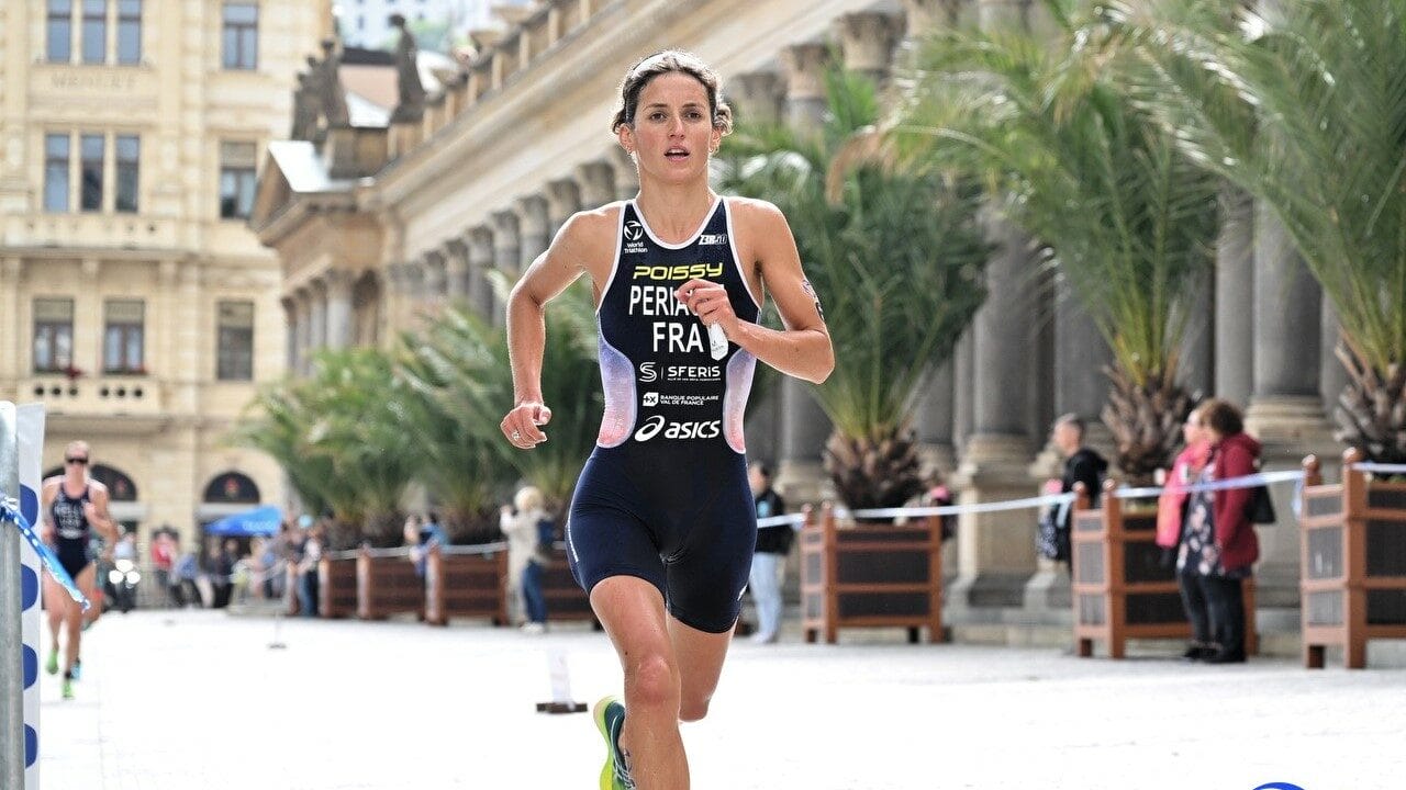 Leonie Periault on the run at the World Triathlon Cup Karlovy Vary 2022.