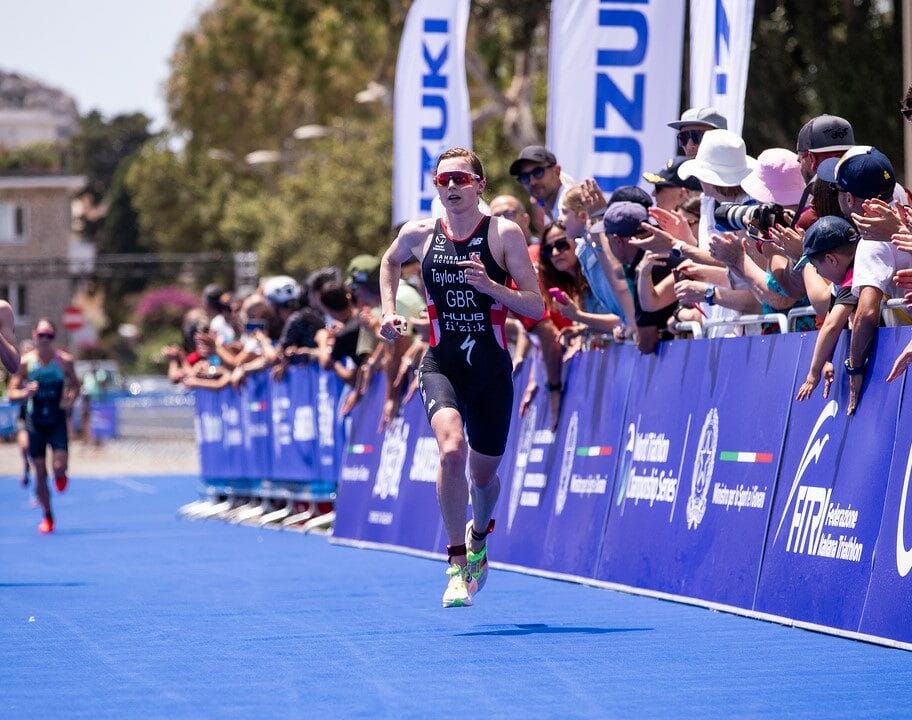 Sophie Coldwell and Georgia Taylor-Brown WTCS Cagliari 2024 blue carpet