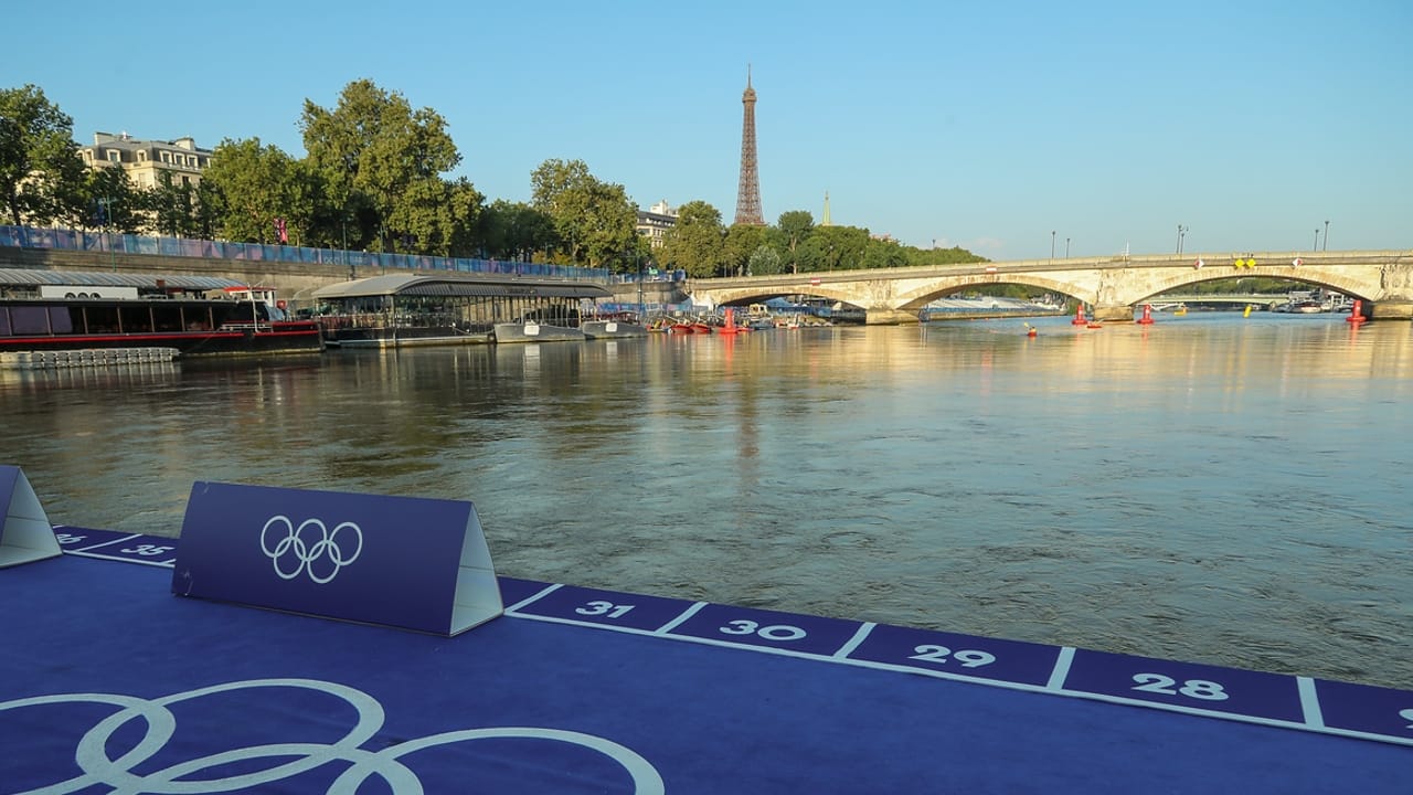 Paris pontoon pre swim 2024 Olympics photo credit World Triathlon
