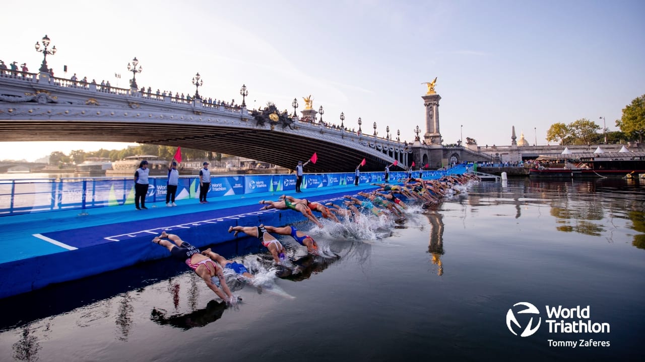 women dive off Paris Test Event 2023 photo credit World Triathlon