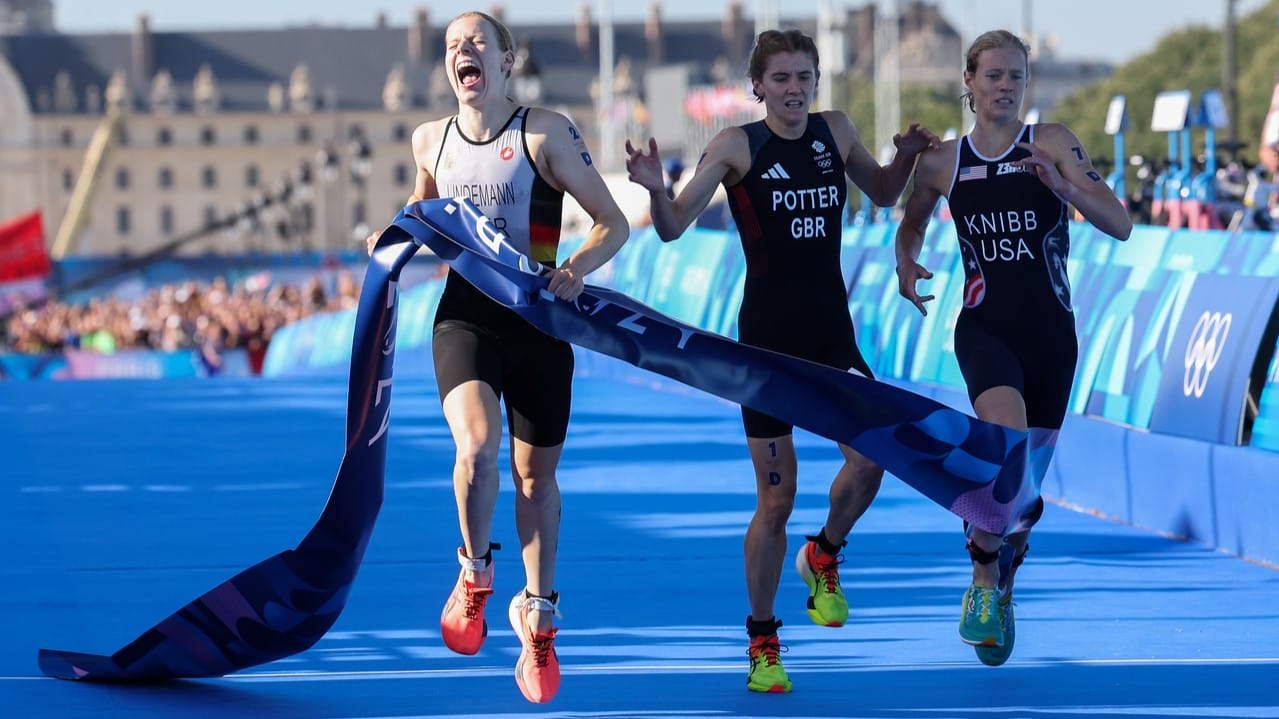 Mixed Team Relay Triathlon Paris 2024 sprint finish - Laura Lindemann, Taylor Knibb, Beth Potter