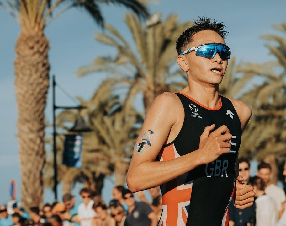 Alex Yee run palm trees Torremolinos WTCS Grand Final 2024 photo credit World Triathlon