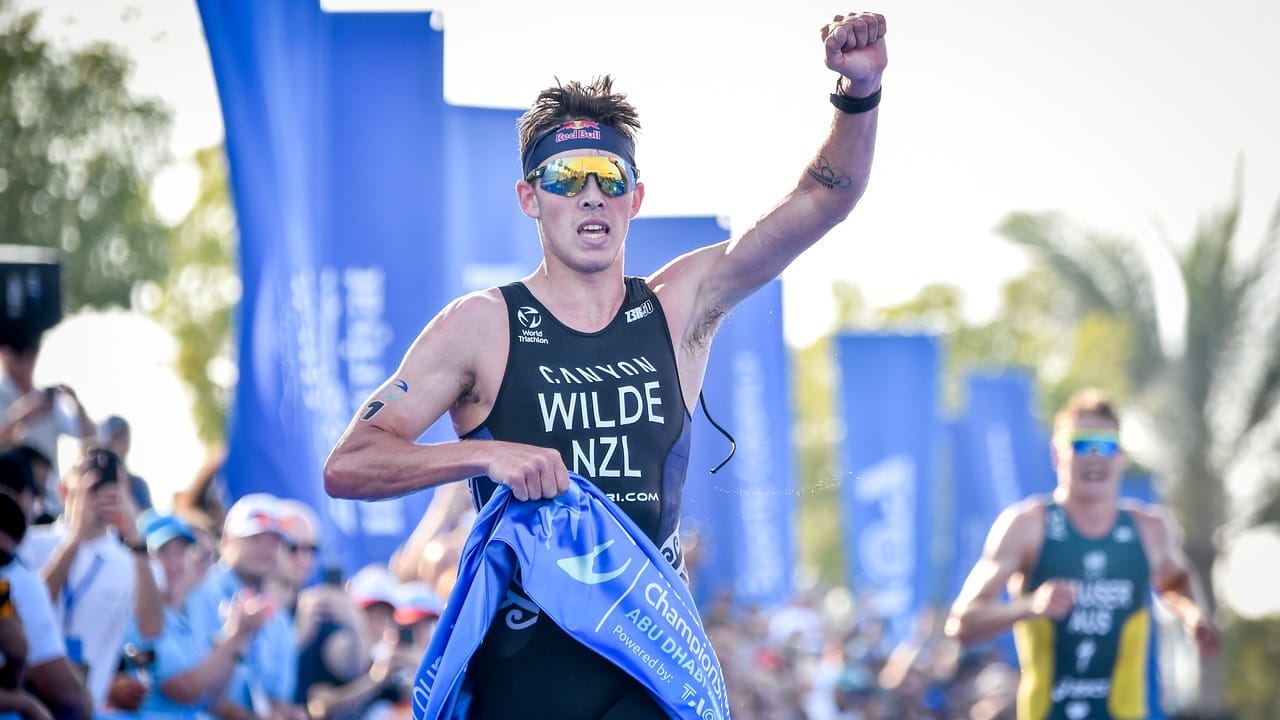 Hayden Wilde wins WTCS Abu Dhabi 2025 photo credit World Triathlon