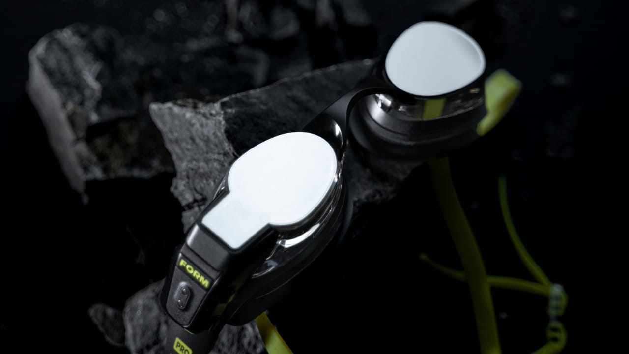 FORM Smart Swim 2 PRO lens close up